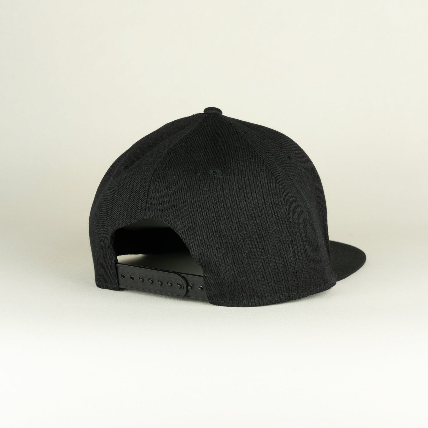平ツバ ロゴ刺繍CAP