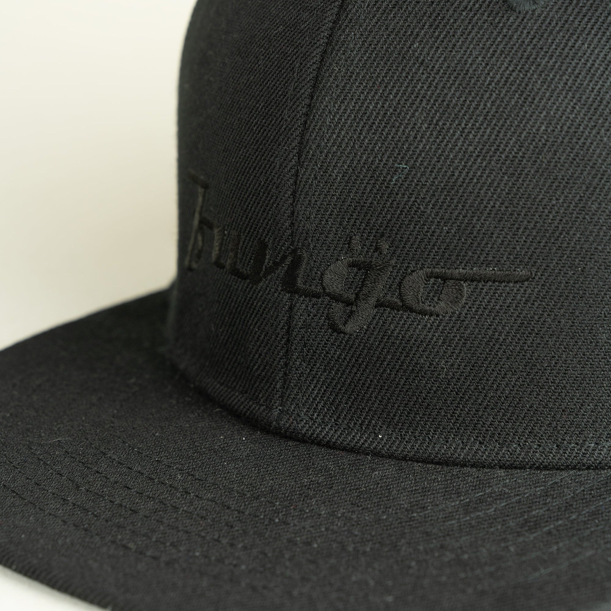 平ツバ ロゴ刺繍CAP