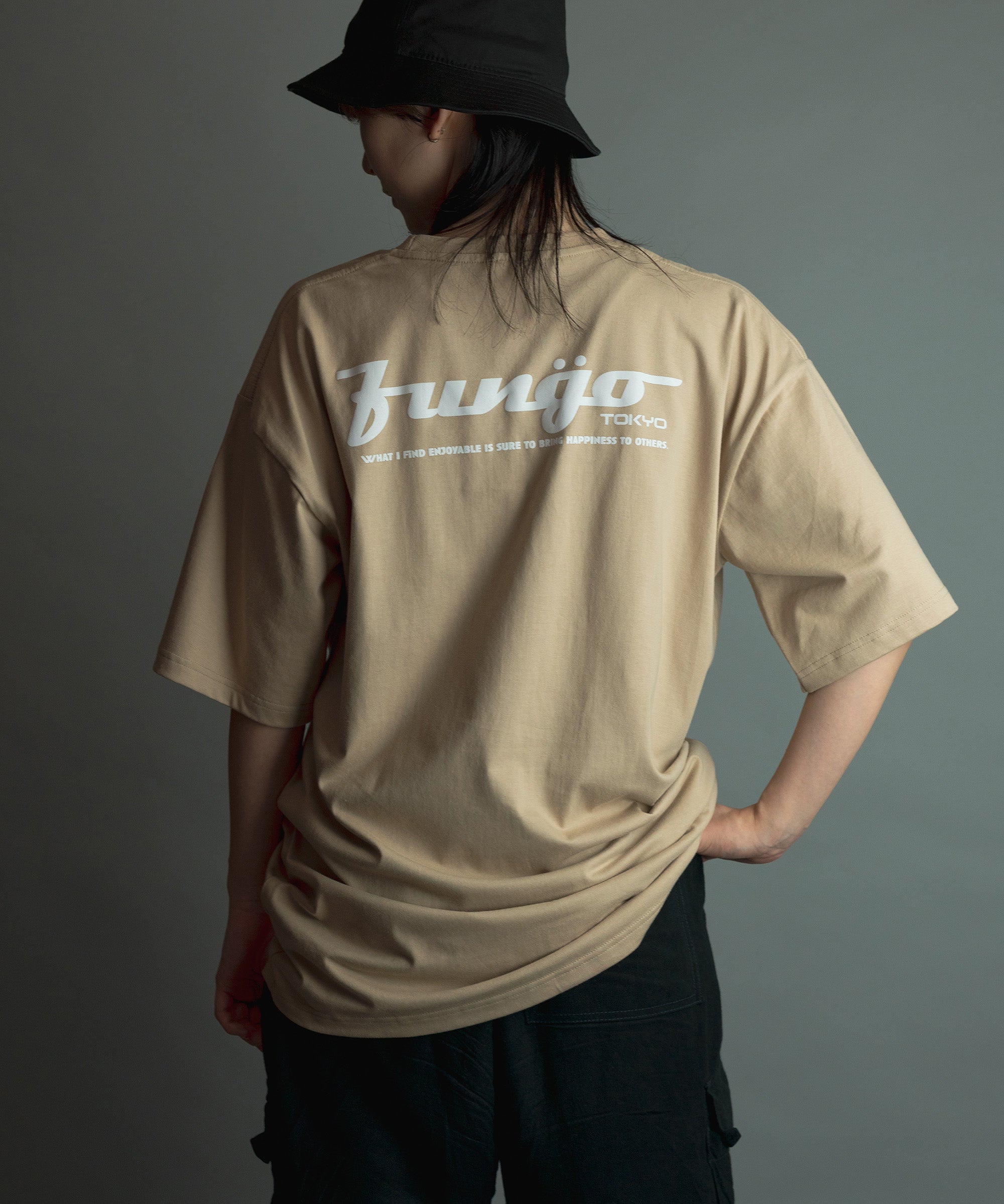 UPPER LOGO バックプリント半袖Tシャツ