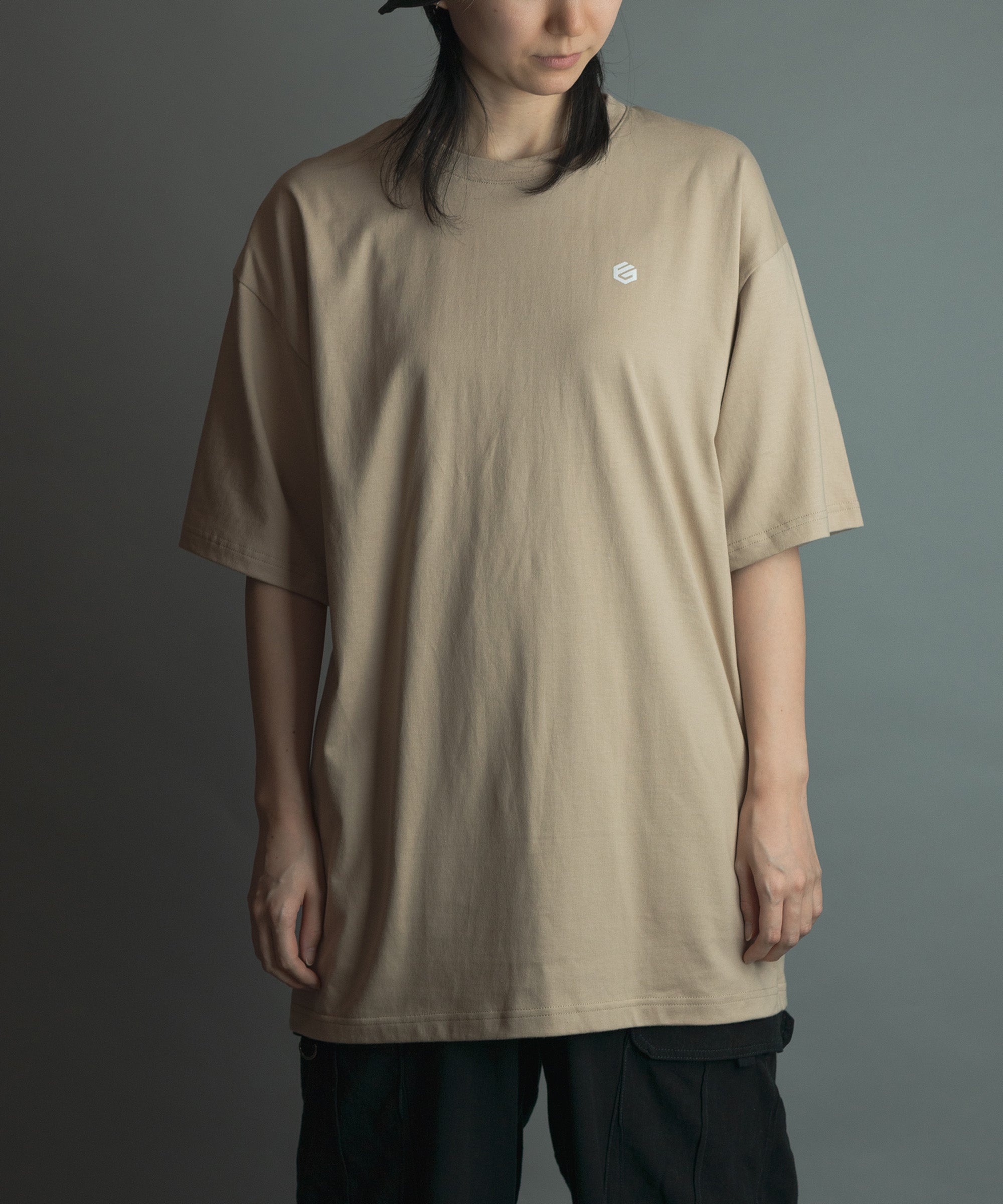 UPPER LOGO バックプリント半袖Tシャツ