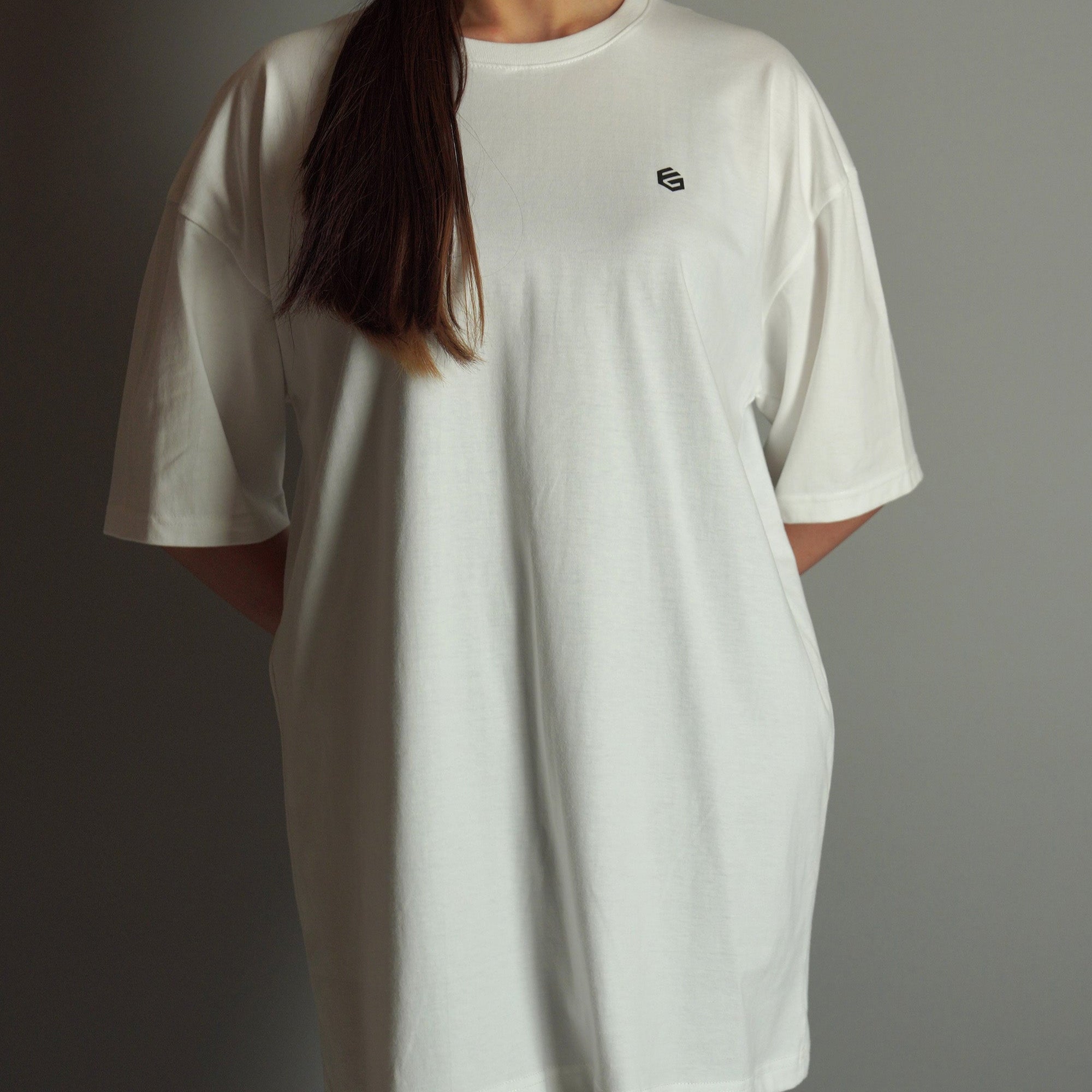 UPPER LOGO バックプリント半袖Tシャツ